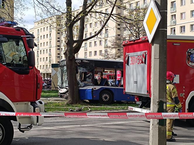 Autobus uderzył w drzewo. Koszmarny wypadek w Krakowie 