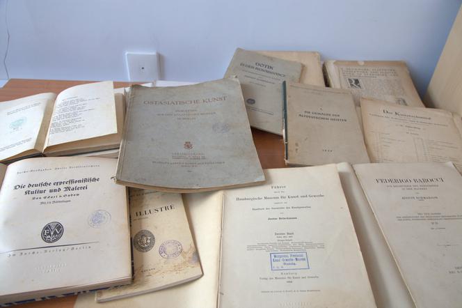 Bydgoszcz. Chciał sprzedać niemieckie książki, trafił do aresztu