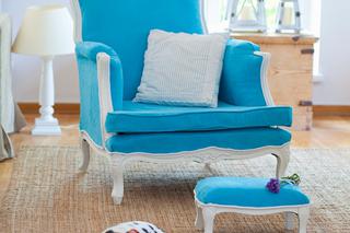 Niebieski, barokowy fotel w salonie