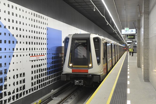 Metro w Warszawie z utrudnieniami. Problemy dla pasażerów na M1 i M2 (12.01.2026)