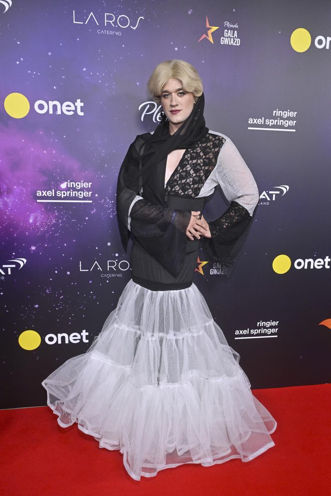 Rutkowski w nowej zaczesce, Rozenek-Majdan z wąsem na głowie i naga Kamińska