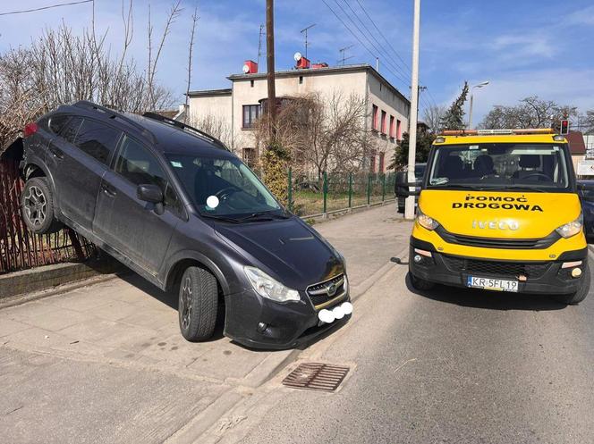 Samochód wylądował na ogrodzeniu 