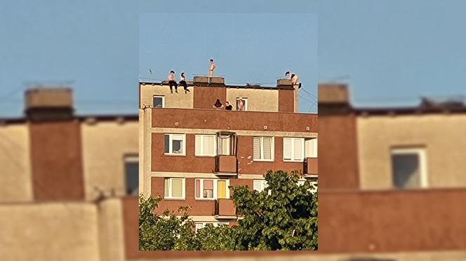 Młodzież na dachu budynku przy Suwalskiej 4