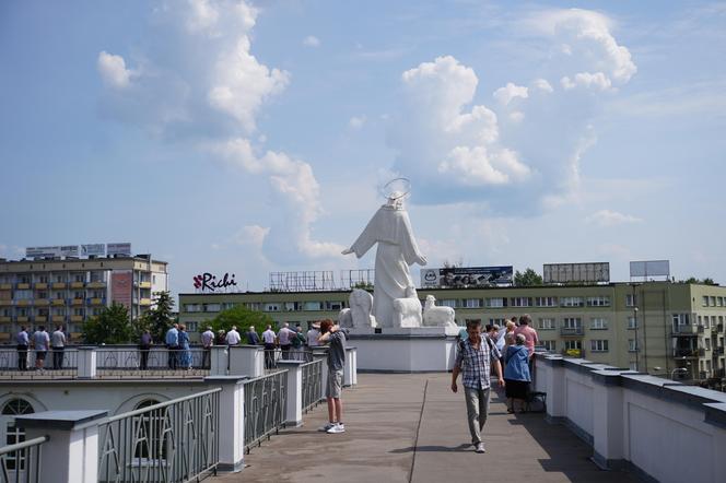 Boże Ciało 2024. Tłumy wiernych przeszły w procesji ulicami Białegostoku