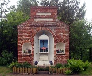 To jedna z najstarszych kapliczek warmińskich. Wyróżnia ją nietypowa architektura