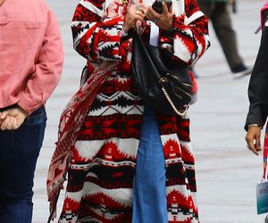 Kayah. Leczyła gardło i opalała kolana