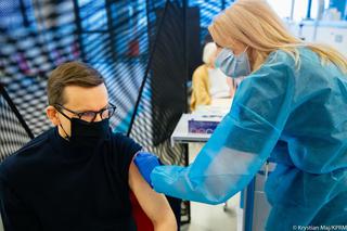 Premier Morawiecki przyjął trzecią dawkę szczepionki. „Zróbmy sobie prezent na święta