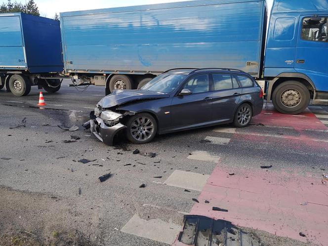 Zderzenie dwóch osobówek na skrzyżowaniu ulic Armii Krajowej i Zamczysko w Bydgoszczy! [ZDJĘCIA]