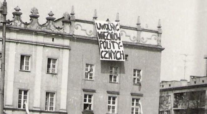 Marek Migalski lansuje się w samym podkoszulku