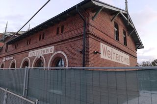 Remont dworca w Wejherowie. Prace trwają, kiedy koniec? Niemiecki napis