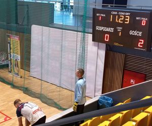 Na co dzień ratują, a dziś grają. Strażacka rywalizacja na parkiecie w Lesznie