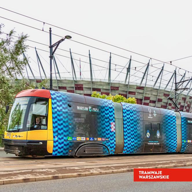 Tramwaj promujący Superpuchar UEFA na ulicach Warszawy