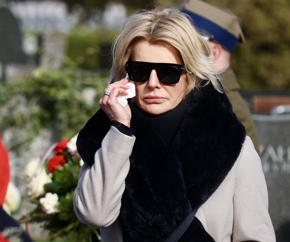 Joanna Racewicz ociera łzy przy grobie męża, pocieszyła ją Barbara Nowacka