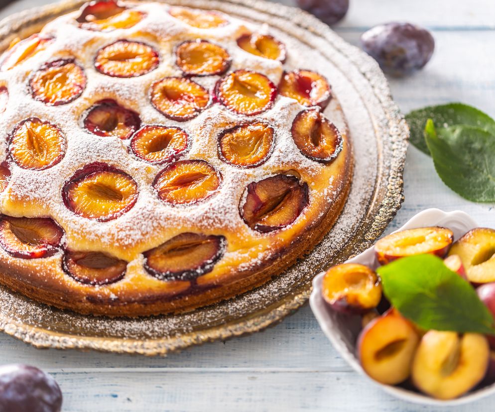 Oszczędne ciasto ze śliwkami na kefirze: ten przepis skradnie Twoje serce