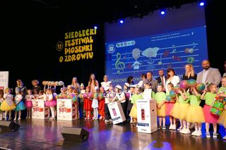 Propagowanie zdrowego stylu życia w tak wdzięcznej formie jak piosenka zyskało przez lata wielu zwolenników i co roku gromadzi chętnych do śpiewania. 