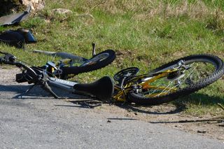  Jaktorów: 15-latek na rowerze wpadł pod samochód. Auto dachowało, są ranni