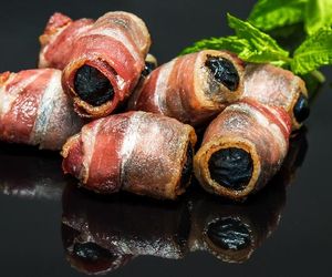 Przekąska: suszone śliwki w boczku - przepis