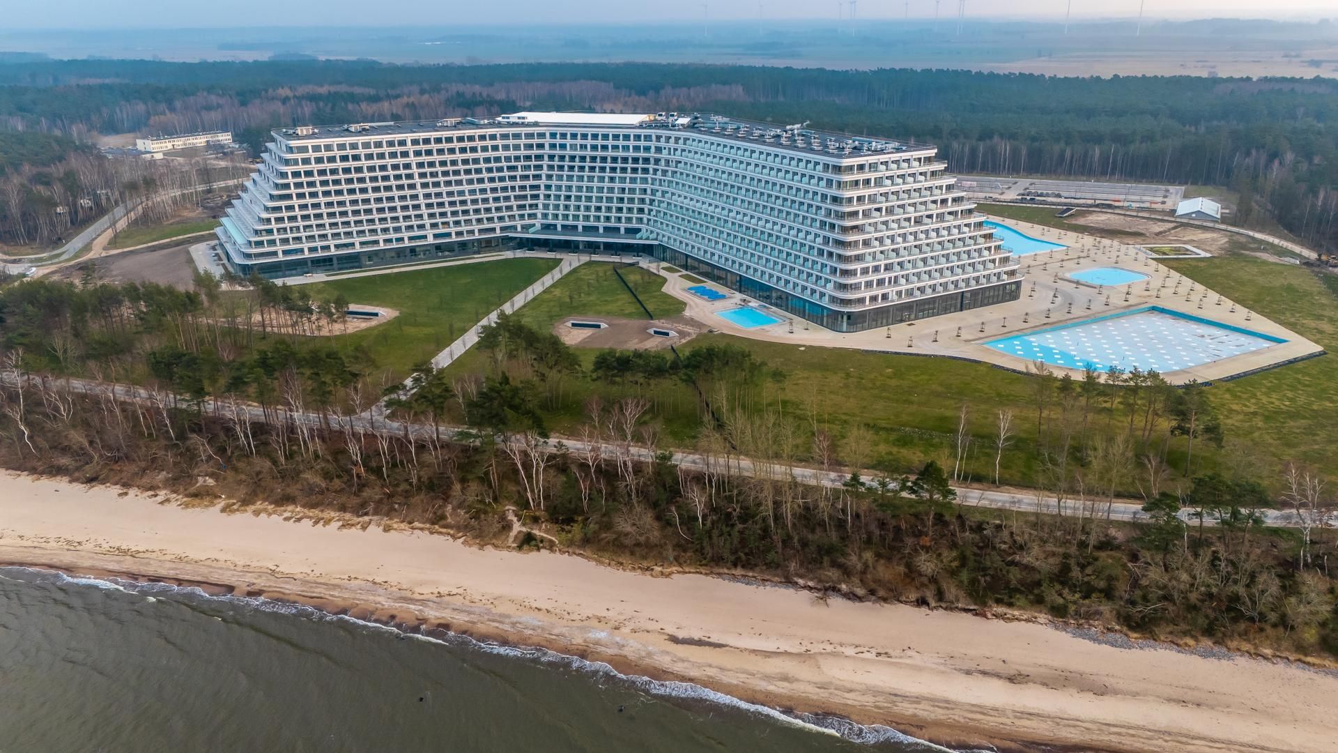 Hotel Gołębiewski w Pobierowie przypomina z daleka ogromny okręt pasażerski