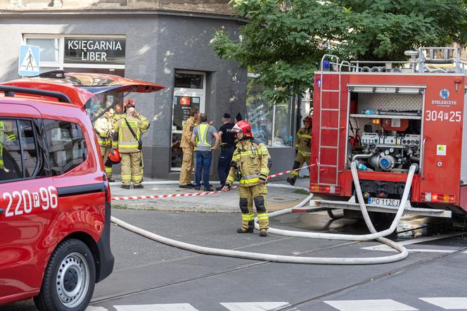 Pożar kamienicy w Poznaniu. Trwają poszukiwania zaginionych strażaków [ZDJĘCIA].