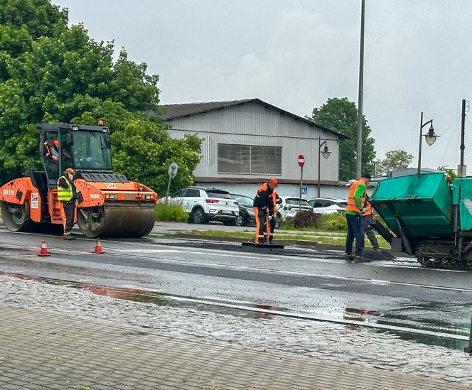 Robotnicy pracują w ulewę