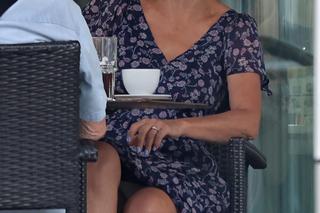 Olga Bończyk z telefonem na czerwonym świetle