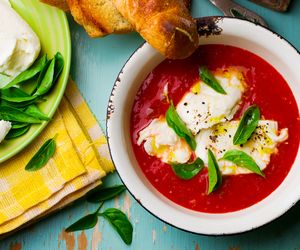 Zupa krem z pomidorów z mozzarellą. Włoski klasyk na twoim stole