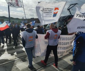 Hutnicy i koksownicy wyszli na ulice w Dąbrowie Górniczej. Apel do rządu o ratunek dla branży i tysięcy miejsc pracy