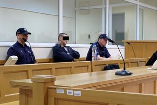 Siedział na ławce obok dziewczyny. Tyle wystarczyło, by zaczęli go okładać młotkiem