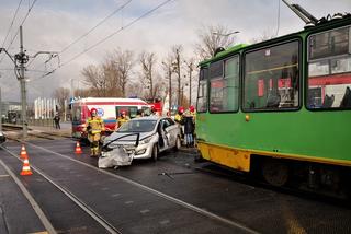 Poznań: Zderzenie tramwaju z samochodem. Kierowca ZAKLESZCZONY w aucie! 