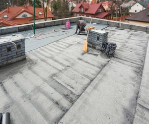 Dach płaski to oaza spokoju czy koszmar przecieków? Jak uniknąć błędów przy budowie