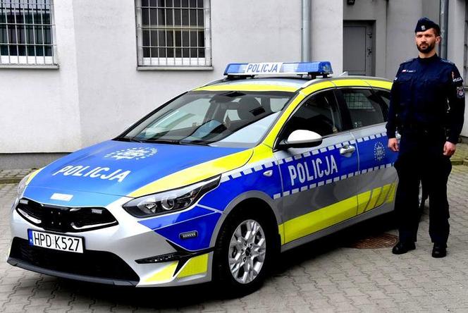 Wyrzuciła śmieci wprost na jadący z tyłu radiowóz. To był dopiero początek problemów