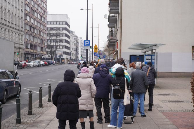 Tłusty Czwartek 2025 w Warszawie. Kolejka pod cukiernią "Pawłowicz" na Żelaznej