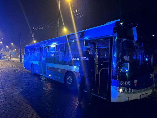 Bydgoszczanin ukradł autobus MZK. Wyjechał nim z miasta, po drodze rozbił cztery auta