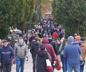 Tłumy na cmentarzach i ogromne korki w Białymstoku. Oprócz zniczy sprzedawano takżę pączki [ZDJĘCIA]