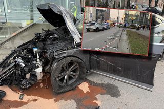 Samochód niemal wjechał do metra. Mogło dojść do strasznej tragedii 