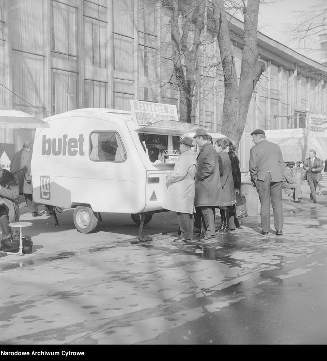 Fast food w PRL: bułka z pieczarkami i kiełbaska z wody
