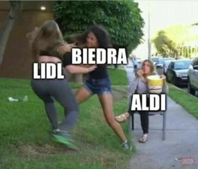 Walka cenowa Biedronki z Lidlem na memach. Internauci bezlitośni. "A wy z jakiego gangu jesteście?"