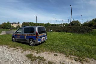 Śmietnisko opon na osiedlu w Gostyniu postrzątane 