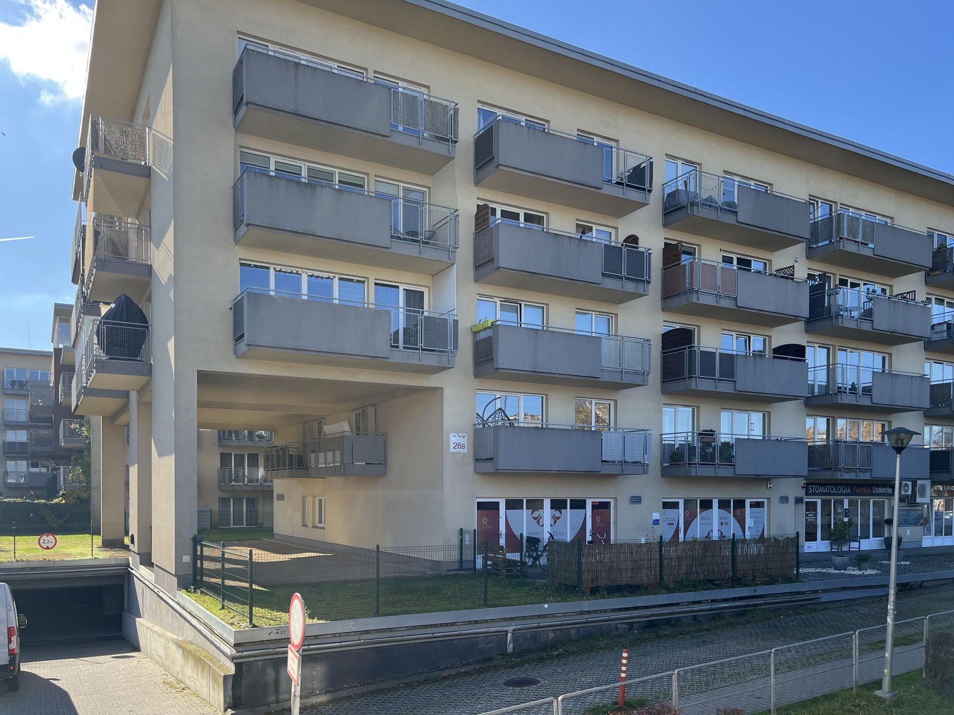 Teligi 26 w Krakowie. Blok z ukrytym balkonem