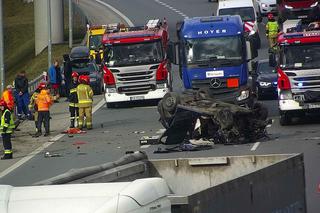Poważny wypadek na wschodniej obwodnicy Krakowa. Samochód doszczętnie zniszczony!