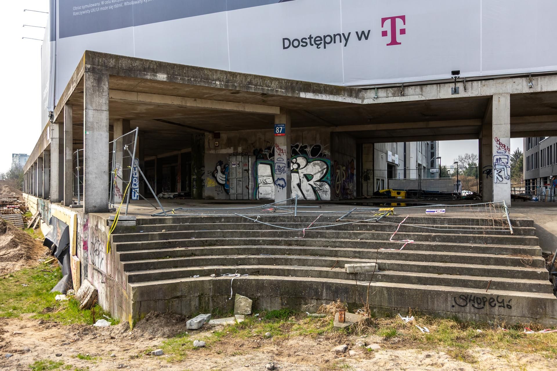 Szkieletor na rogu ulic Sobieskiego i Sikorskiego w Warszawie