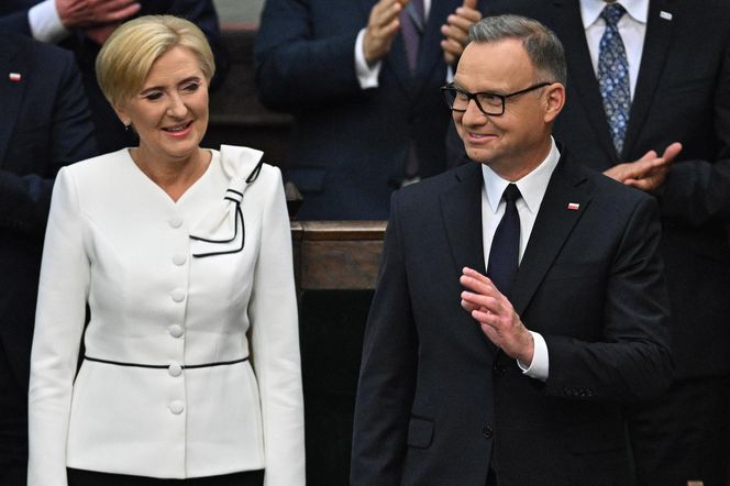 Agata Duda z kokardą na ramieniu w Sejmie