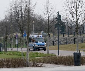 Policja patroluje Bulwary Wiślane i rozprasza grupy spacerowiczów 27.03.2020