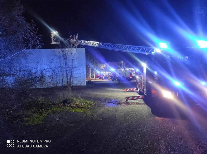 Wielkopolskie/ 12 zastępów straży gasiło pożar hali magazynowej w Obornikach