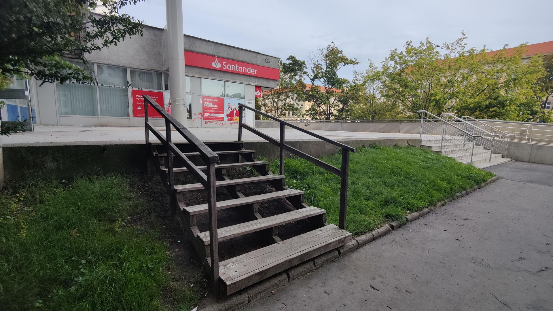 Remont esplanady przy Sedesowcach we Wrocławiu