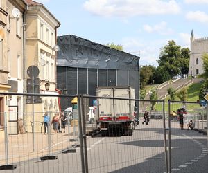 Przed sobotnim koncertem trwa budowa sceny na pl. Zamkowym w Lublinie