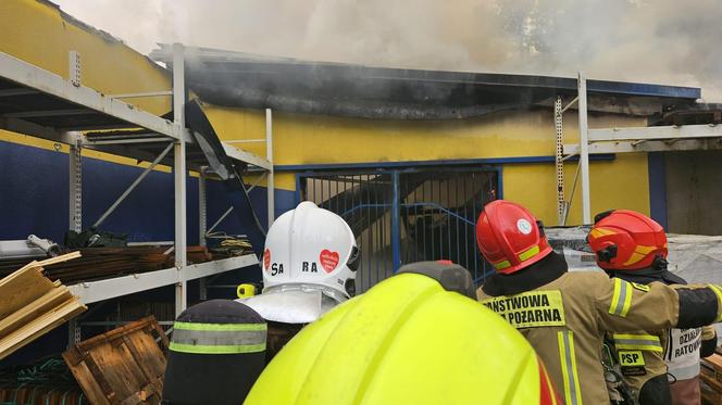 Pożar sklepu z materiałami budowlanymi w Żaganiu. Kilkanaście zastępów walczy z ogniem!	