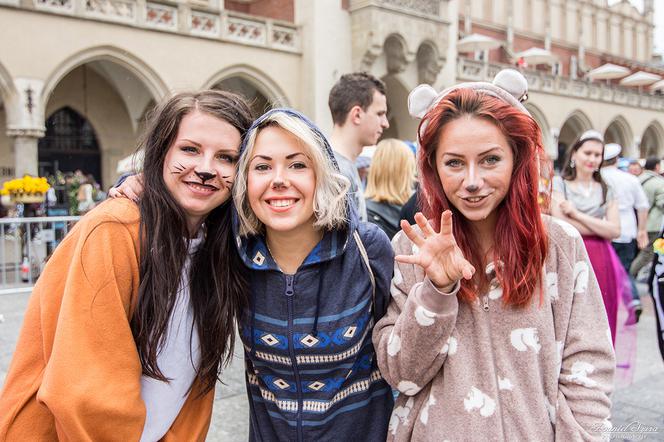 Korowód juwenaliowy na krakowski Rynek: Studenci świętują! [ZDJĘCIA]