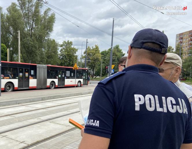 Częstochowa: Policjanci w autobusach i tramwajach sprawdzają czy pasażerowie mają maseczki [ZDJĘCIA]