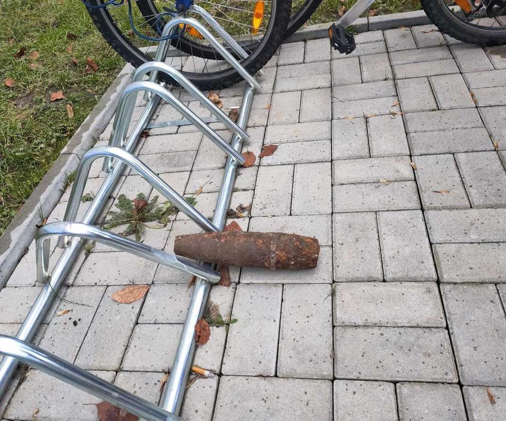 Niewybuch przy stojaku na rowery w Elblągu